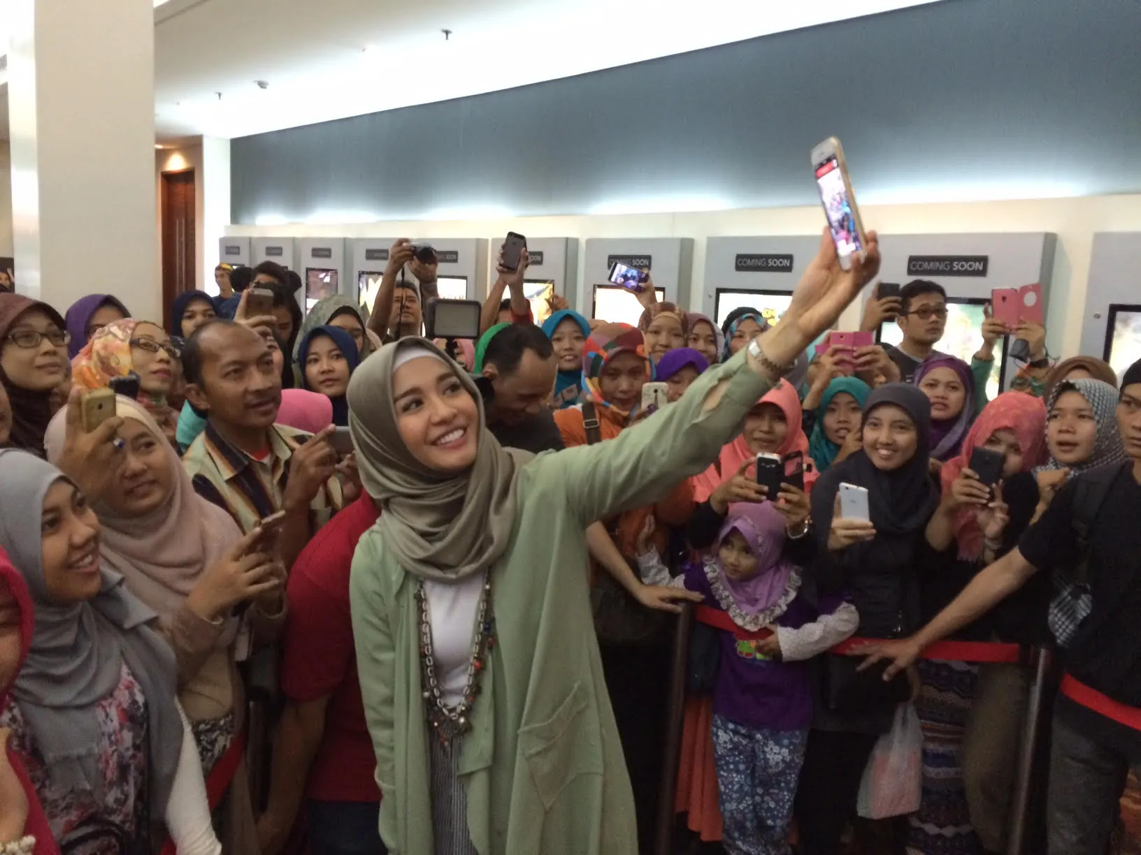 Seperti ini nih ramenya nobar SURGA YANG TAK DIRINDUKAN bareng Laudya Cynthia Bella. ©KapanLagi.com/Rahma