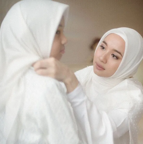 Momen manis Bella saat bantu Aleesya memakai hijab. /©instagram.com/iamkumbre