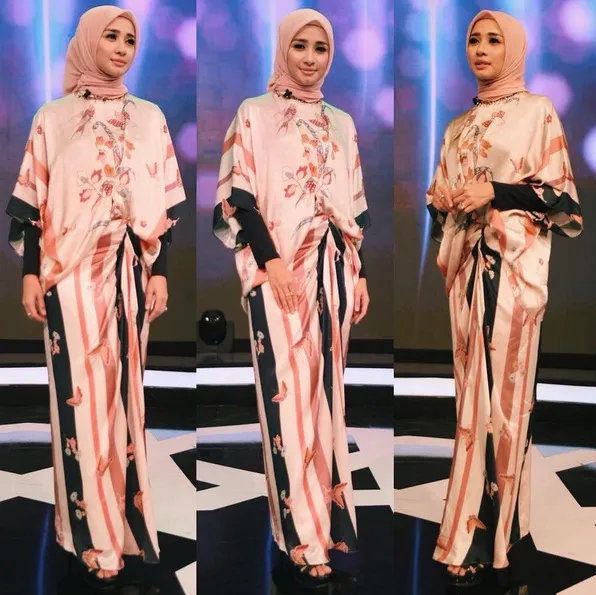 Stunning! Serba pink, gaya cantik Bella saat isi acara di tv Malaysia. /©instagram.com/alvasus
