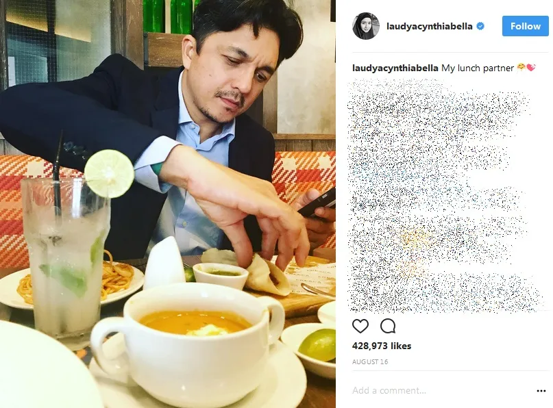 Bella sempat mengunggah foto sosok Engku Emran di sosial media. /©instagram.com/laudyacynthiabella