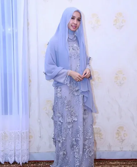 Mempesona, ini penampilan Bella dalam balutan kaftan dan hijab biru saat pengajian. /©instagram.com/laudyacynthiabella