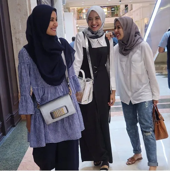 Senyum ceria Bella bersama dengan teman-teman dekatnya. /©instagram.com/laudyacynthiabella