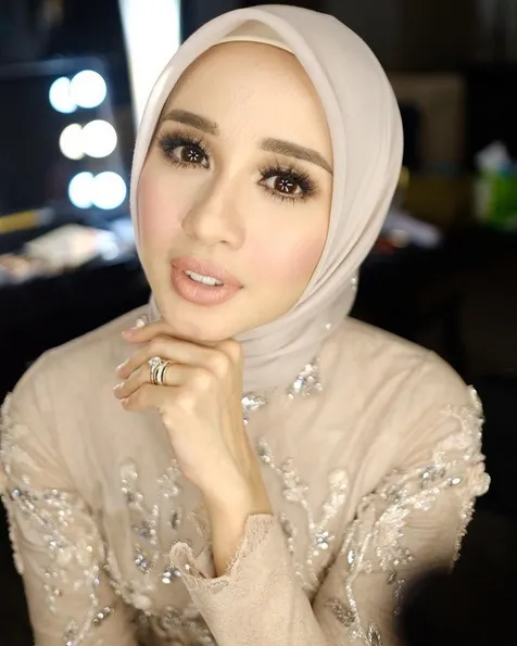 Tampak bersinar, Bella tampil dengan riasan wajah yang flawless. /©instagram.com/andychunmakeup