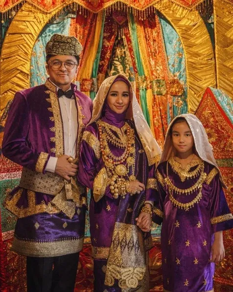 Potret pre-wedding Bella bersama dengan Engku Emran dan Aleesya. /©instagram.com/laudyacynthiabella
