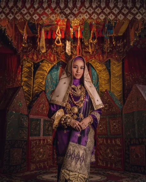 Berdarah Minang, Bella berpose pakai busana adat saat lakukan pre-wedding di Padang. Gorgeous! /©instagram.com/mikaelaldo