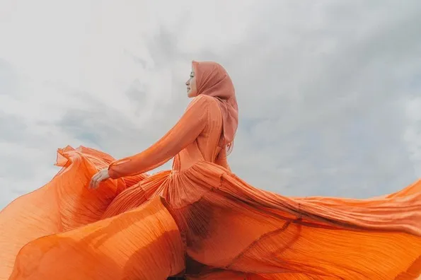 Selain baju adat, Bella juga tampil lebih kasual. Contohnya dengan dress orange ini. /©instagram.com/laudyacynthiabella