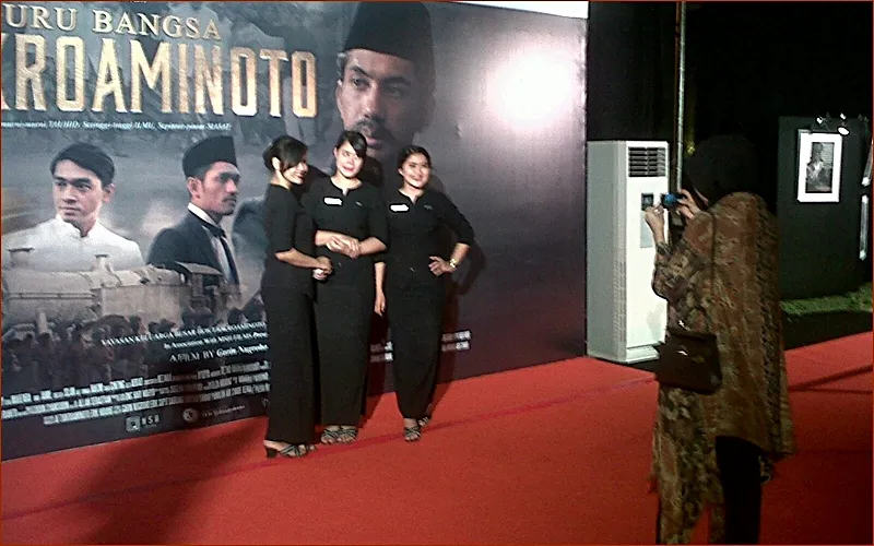Laudya Cynthia Bella malah jadi tukang foto di red carpet premiere film yang ia bintangi. ©KapanLagi.com®/Adi Abbas Nugroho