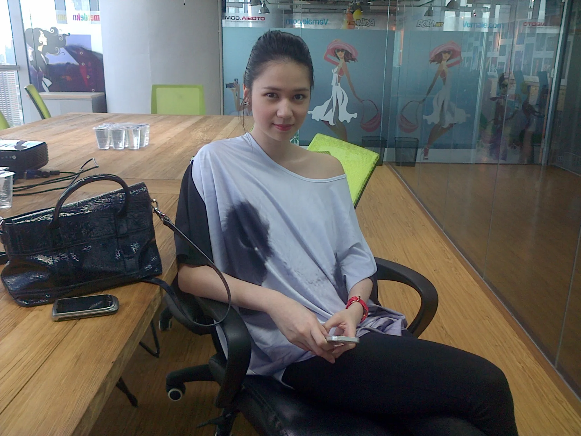 Laura Basuki tampil cantik dalam kunjungannya ke Kantor KapanLagi.com® di AXA Tower.