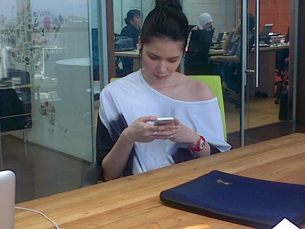 Laura Basuki menjawab pertanyaan Twitter.