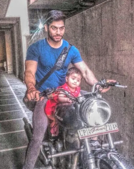 Gaya baby Dakshu ikut naik motor, nggemesin ©instagram/babydakshita