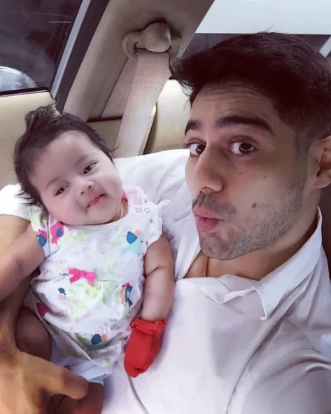 Lavanya Bhardwaj menggendong Dakshu yang sekarang makin cantik ©instagram/lavanya_bhardwaj