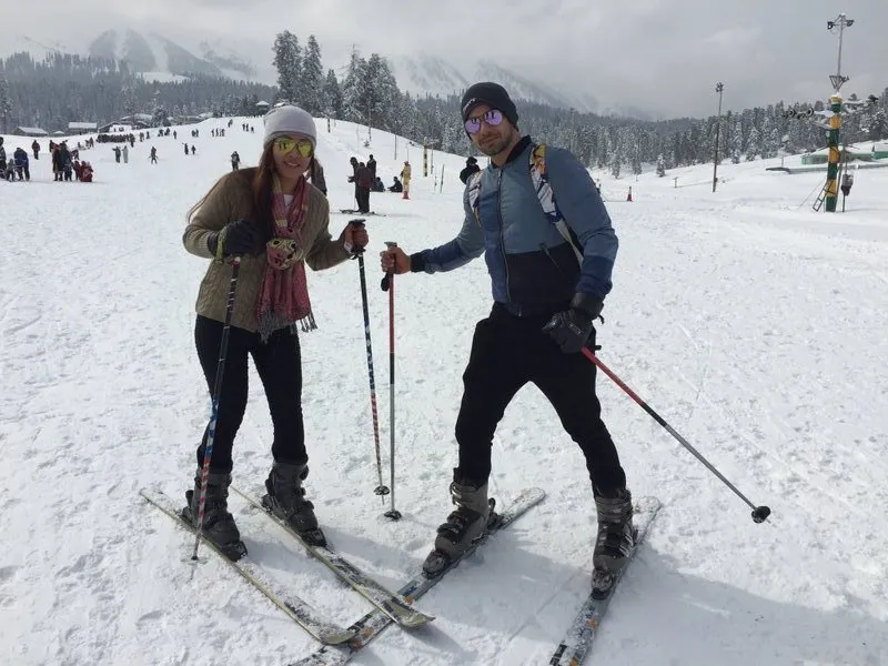 Ini dia liburan ala Lavanya dan DD, main ski bareng © Twitter.com/lavanyabhardwa1