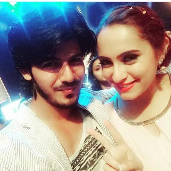 Ini dia pose akrab Lavina Tandon dengan Sheezan @twitter.com/LavinaTandon