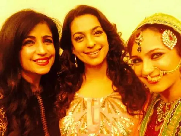 Ini dia pose akrab Lavina Tandon dengan Juhi Chawla, cantik mana? @twitter.com/LavinaTandon
