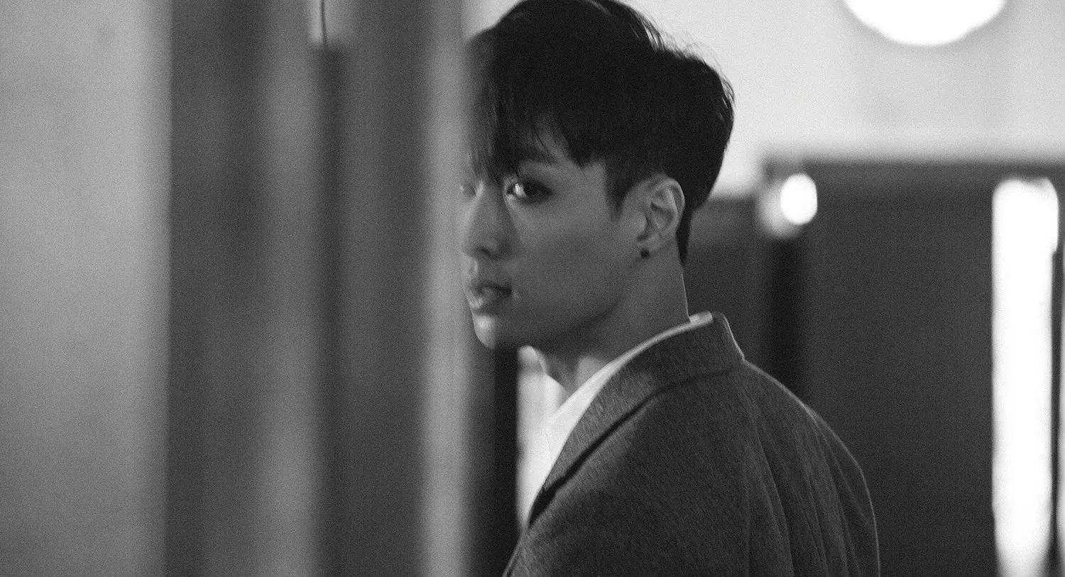 Lay meminta fans untuk tidak membencinya. ©koreaboo.com