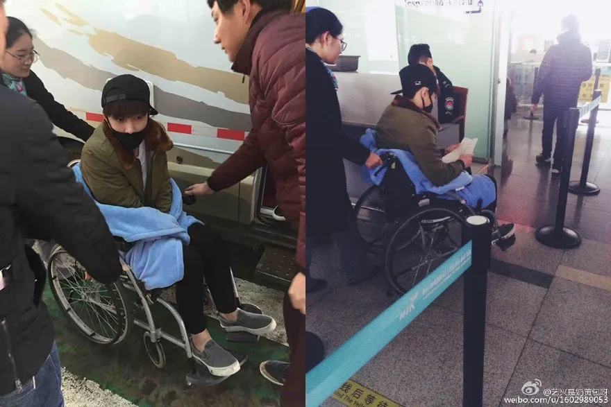Tiba di Korea, Lay tampak menggunakan kursi roda. © credit as tagged
