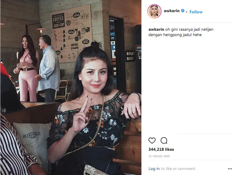 Awkarin mengcandid Lucinta Luna. © Instagram/awkarin