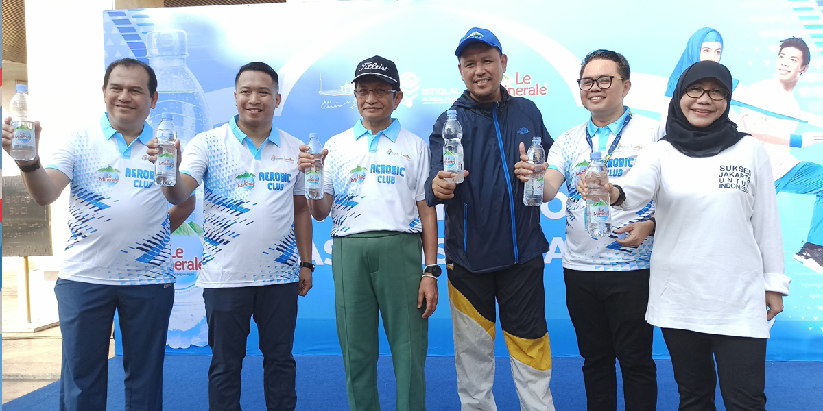 Marketing Director Le Minerale Febri Satria Hutama (second from left) and the Grand Imam of Istiqlal Mosque Nasaruddin Umar with the management team of the Istiqlal Mosque Management Agency after a joint exercise, Friday (9/8)/Stella Maris.