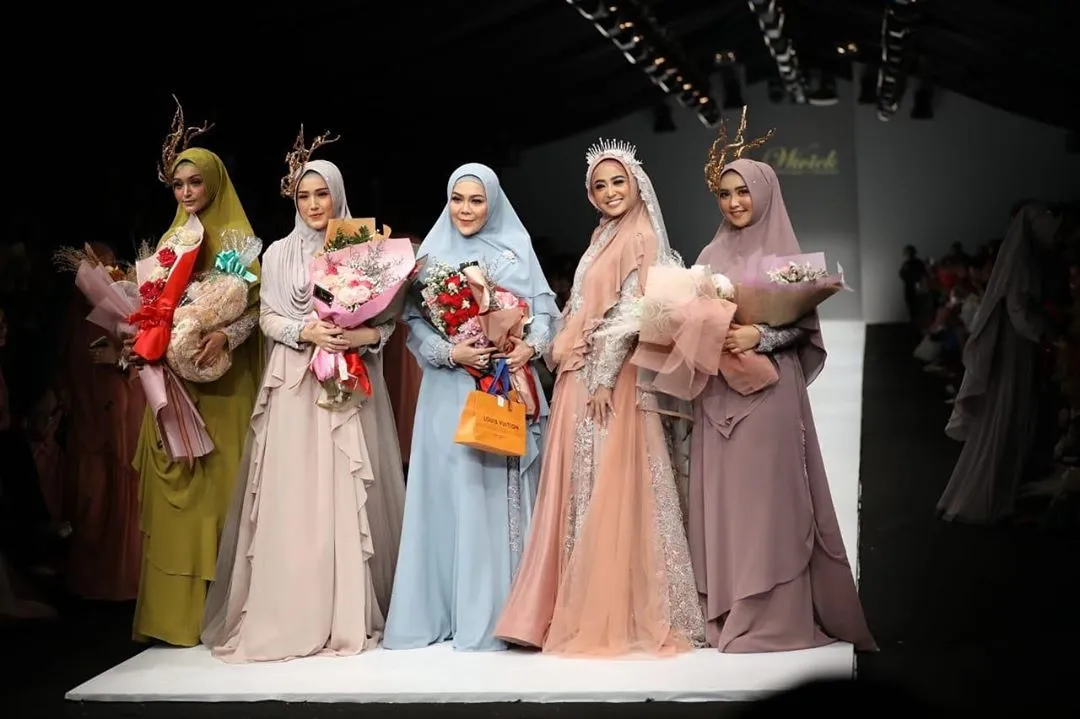 Dewi Perssik dan Lebby di JFW 2020 (credit: instagram.com/lebbywilayati)