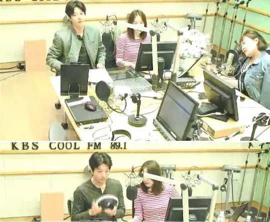 Jo Yoon Hee dan Lee Dong Gun saat siaran radio bersama. ©allkpop.com