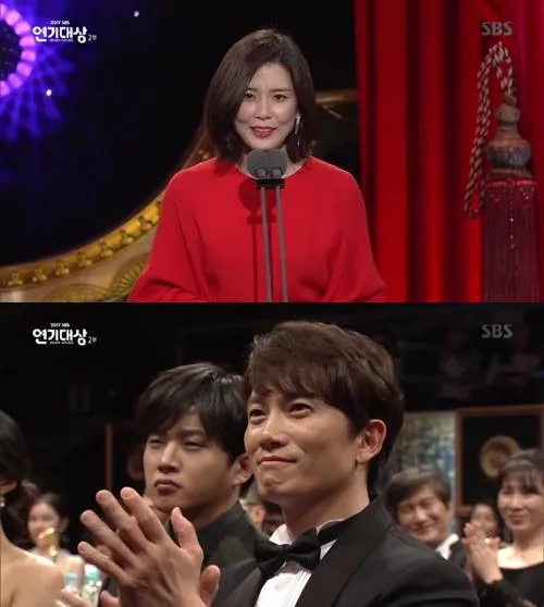Ji Sung terlihat bangga saat istrinya menerima award © SBS