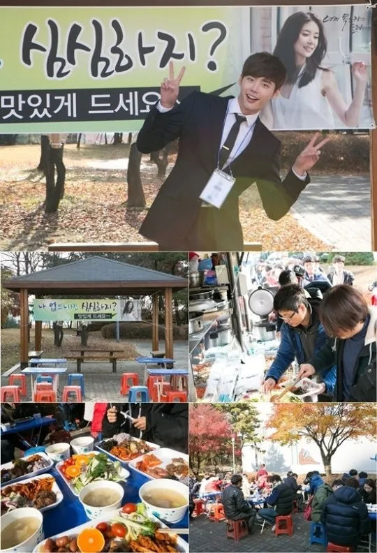 Lee Jong Suk berpose di depan truck makanan yang dikirimkan Lee Bo Young. @soompi.com