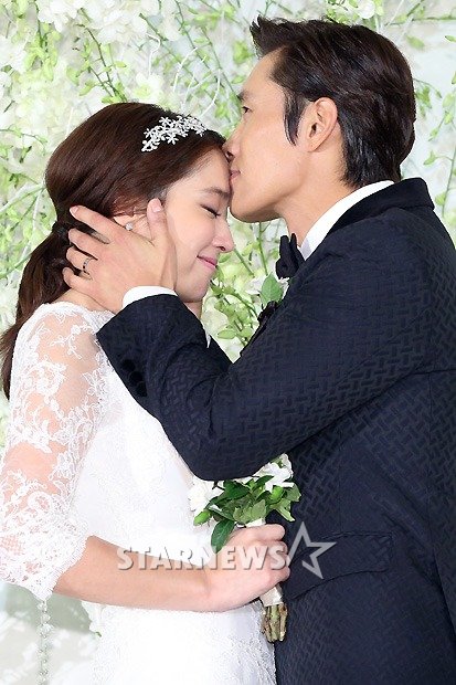 Momen manis Lee Byung Heon dan Lee Min Jung saat menikah. ©Star News
