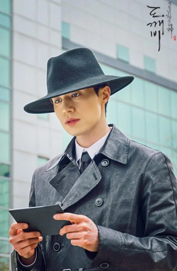 Lee Dong Wook saat pakai topi fedora © tvN