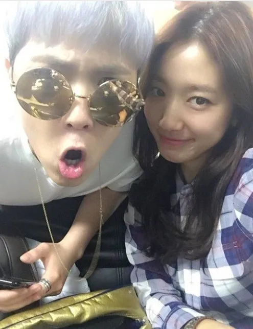 Selfie Park Shin Hye dan Lee Hong Ki saat konser FNC Kingdom 2015. ©instagram/ssin7.