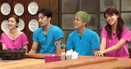 Lee Hongki saat menceritakan soal Park Shin Hye dalam tayangan Happy Together. ©soompi.com