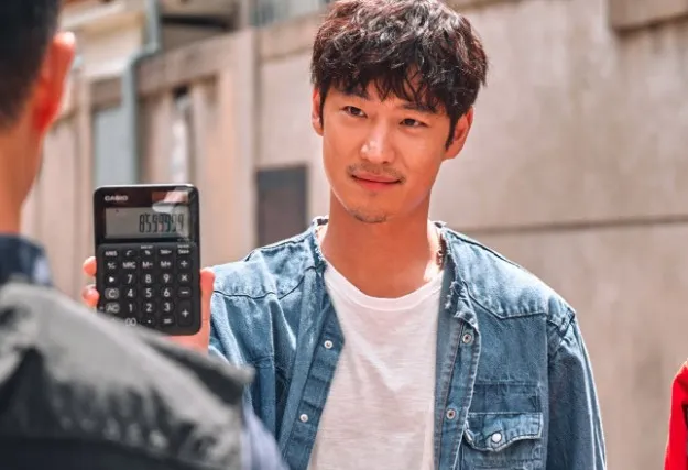 Lee Je Hoon memerankan sosok perampok makam dalam film COLLECTORS (credit: CJ Entertainment)