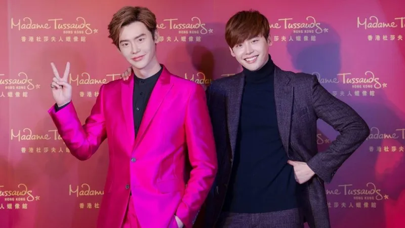 Lee Jong Suk bahagia banget foto sama patung lilinnya © Madame Tussaud Facebook