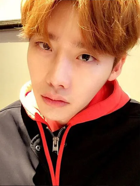 Lee Jong Suk menyapa fans dan menanyakan jika mereka merindukan dirinya, sungguh lucu. instagram/jongsuk0206