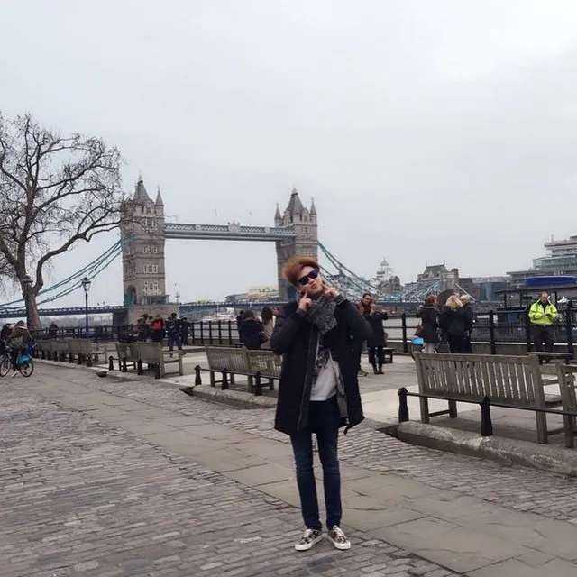Lee Jong Suk saat berpose cute di London Bridge, Inggris. @jongsuk0206 Instagram