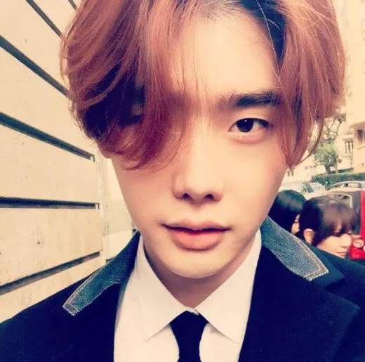 Selfie close up Lee Jong Suk di tengah pemotretan. ©hancinema.net