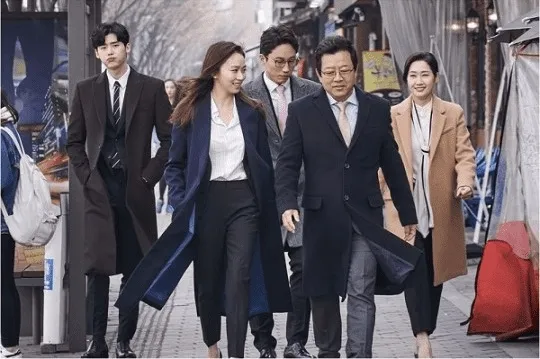 Lee Jong Suk jalan di belakang teman-temannya © SBS