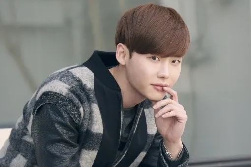 Lee Jong Suk membicarakan tentang Park Shin Hye dalam wawancaranya © via soompi