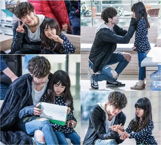 Lee Jong Suk saat menemani Kim Ji Young bermain di lokasi syuting Doctor Stranger @allkpop.com