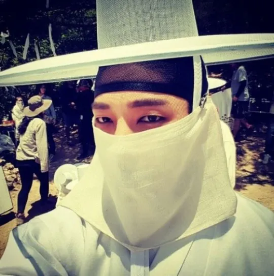 Lee Jun Ki berbagi foto saat syuting Scholar Who Walks the Night. ©soompi.com