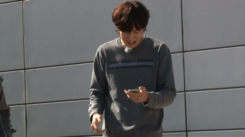 Lee Kwang Soo meratapi ponselnya © SBS