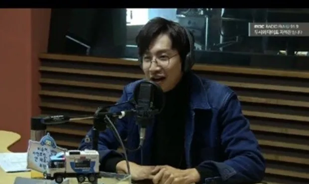 Lee Kwang Soo saat tampil di radio dan membicarakan sahabatnya © MBC