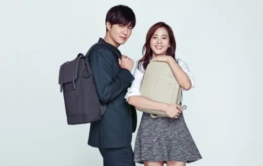 Lee Min Ho dan Kim Ji Soo saat pemotretan terbaru. ©Samsonite Red