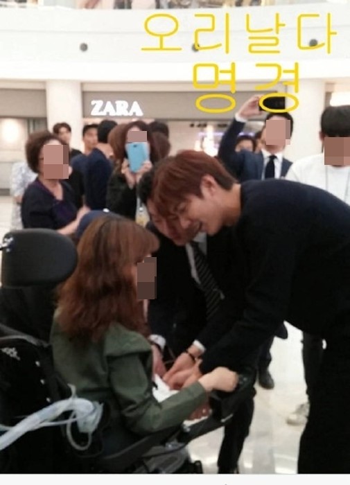 Lee Min Ho saat menyapa seorang fans yang memakai kursi roda dan memberikannya pelukan. ©soompi.com