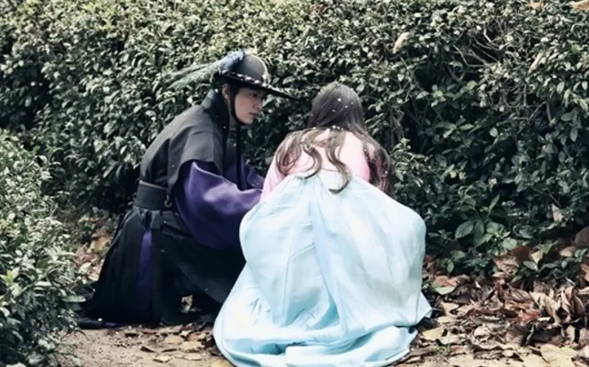 Sae Hwa dan Dam Ryung bersembunyi © SBS