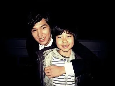 Park Ji Bin foto bareng Lee Min Ho di sela-sela syuting Boys Before Flowers. Kini dia sudah bersiap untuk wajib militer. © KBS
