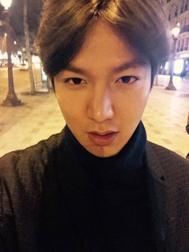 Lee Min Ho saat berjalan-jalan sendiri di Prancis. ©Weibo/Lee Min Ho