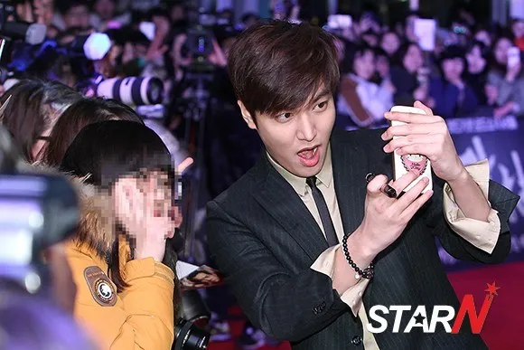 Lee Min Ho saat melakukan selfie dengan fans di acara Showcase GANGNAM 1970. ©StarN