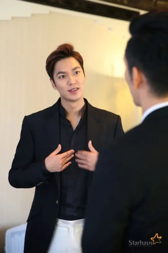 Lee Min Ho saat menghadiri event promosi pertama BOUNTY HUNTERS. ©Starhaus Entertainment