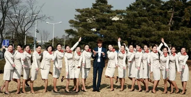 Lee Min Ho berfoto di antarapara pramugari Jeju Air @soompi.com
