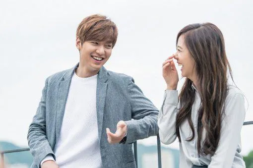 Kencan romantis ala drama Korea Lee Min Ho dan Kim Ji Soo. ©soompi.com